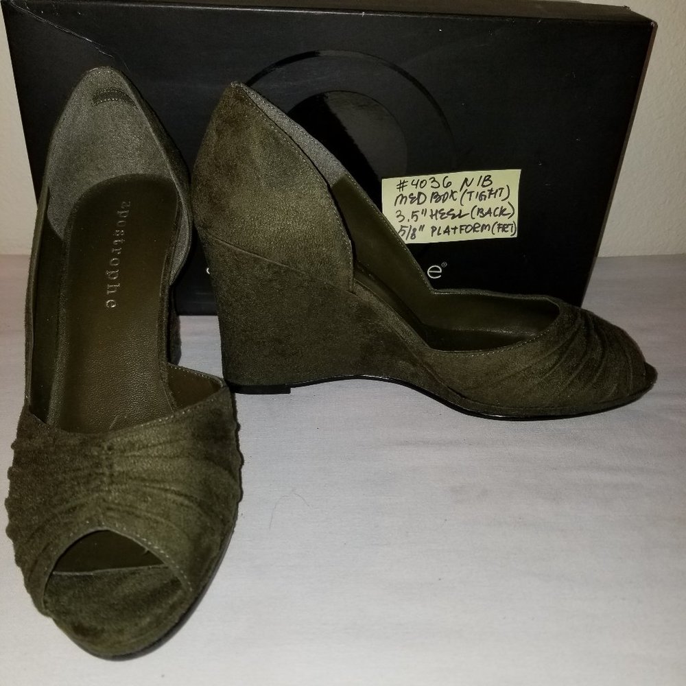 #4036 NIB APOSTROPHE Green Suede 8M 3.5" Wedges